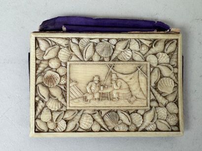 Lot including :
- a gilded metal picture...