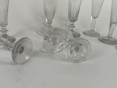 Neuf flûtes à champagne en verre et cristal.
H....