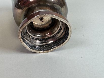 Timbale sur piédouche en argent, marquée...