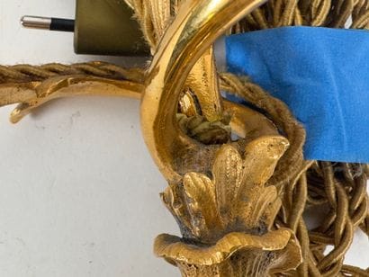 Paire de flambeaux en bronze doré et ciselé...