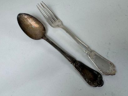 Couvert de table en argent à décor de coquilles...