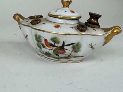 Encrier repose-plumes en porcelaine polychrome...