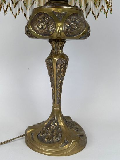Lampe en bronze doré et ciselé à décor feuillagé,...