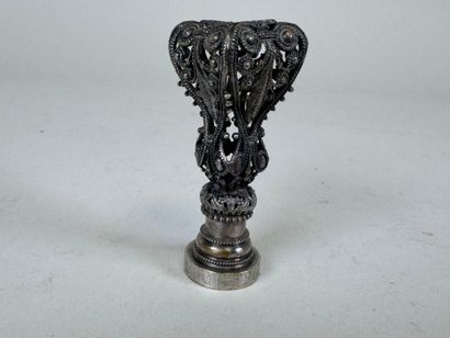 Cachet en argent filigrané à décor de rinceaux...