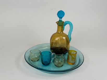 Ensemble en verre coloré comprenant un plateau...