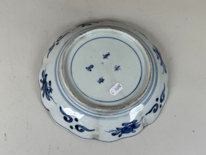 Style IMARI, JAPON, XXe.
Paire d'assiettes...