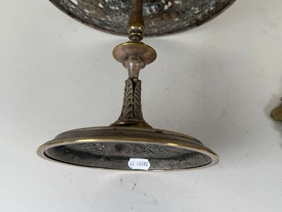 Coupe en bronze circulaire ajouré à décor...