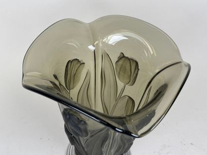 Vase en verre coloré à décor en relief de...