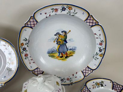 H.B. QUIMPER.
Deux plats de service, 3 assiettes...