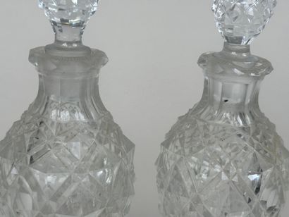Paire de flacons en cristal taillé à décor...