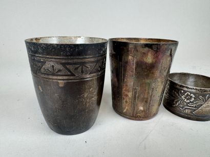Lot en argent comprenant :
- deux timbales...