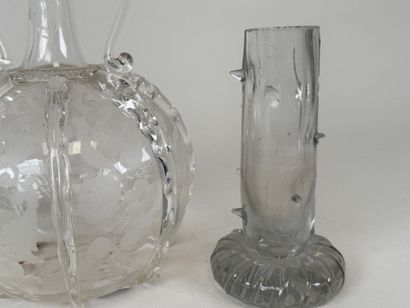 Deux bouteilles en verre soufflé à décor...