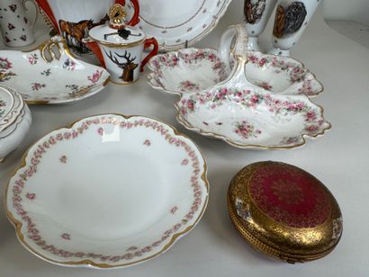 Important lot of polychrome and gold porcelain...