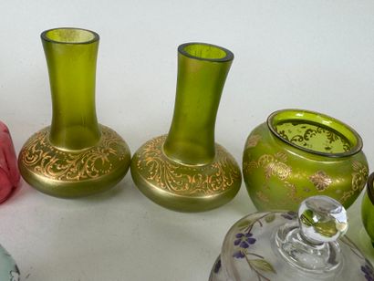 11 pièces dont vases, bonbonnière, flacons,...