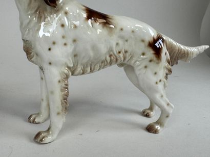 Deux sujets en porcelaine polychrome figurant...