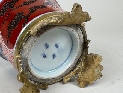 ASIE, XXe.
Petit cache-pot en porcelaine...