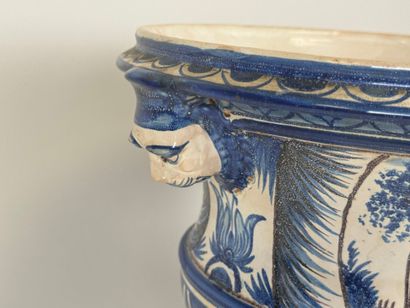NEVERS, early 20th century.
Glazed earthenware...