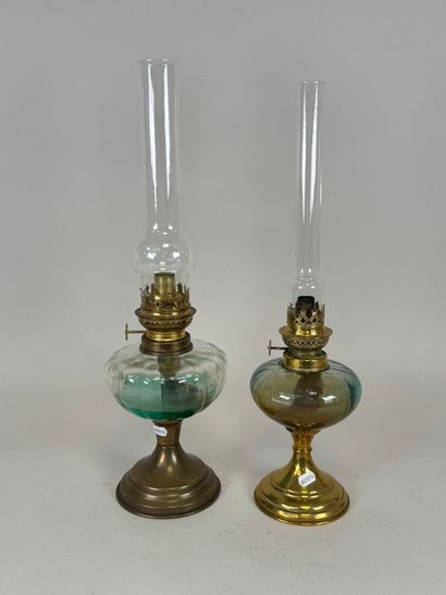 Deux lampes à pétrole en laiton et verre.
H....