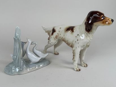 Deux sujets en porcelaine polychrome figurant...