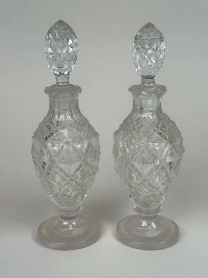 Paire de flacons en cristal taillé à décor...
