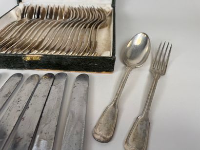 Suite de douze couverts de table en métal...