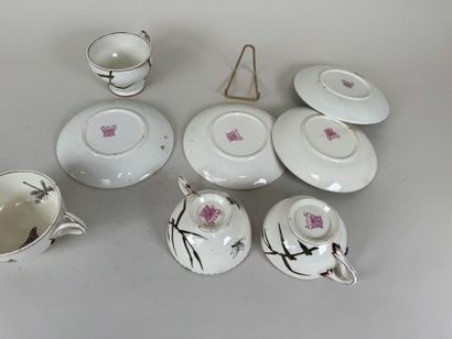 GIEN. 
Paire de tasses en faïence fine à...