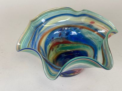 Coupe vide-poche à col corolle en verre coloré.
Travail...