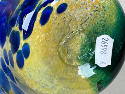 Coupe vide-poche à col corolle en verre coloré.
Travail...