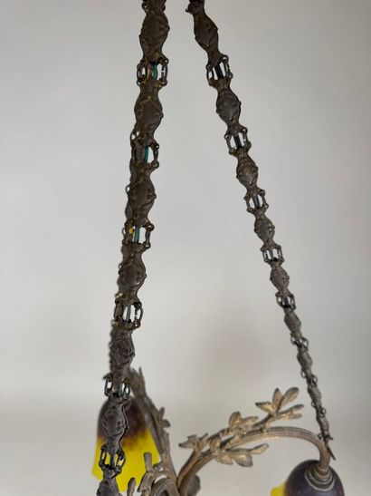 SCHNEIDER.
Suspension en bronze à décor de...