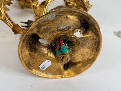 Paire de flambeaux en bronze doré et ciselé...