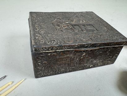 Lot comprising: - a rectangular repoussé...
