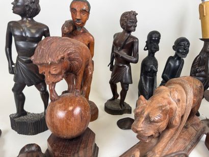 Importante collection de personnages en bois...