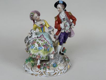 École, XXe.
Couple galant.
Groupe en porcelaine...