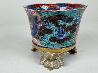 ASIE, XXe.
Petit cache-pot en porcelaine...