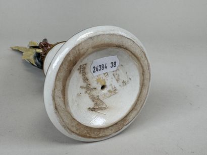 École, XXe.
Oiseau branché.
Sujet en porcelaine...