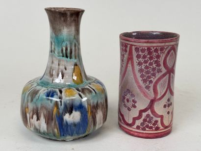 ALGERIE, XXe. 
Vase rouleau en céramique...