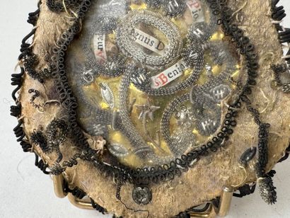 Reliquaire paperolle figurant notamment Saint...