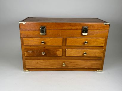 Grand coffret en bois clair et laiton à deux...