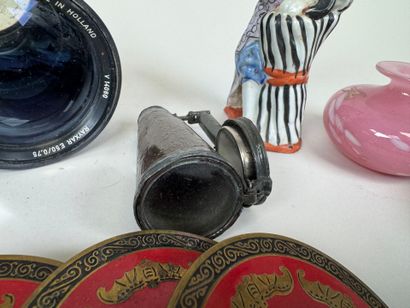 Lot d'objets de vitrine comprenant :
- une...