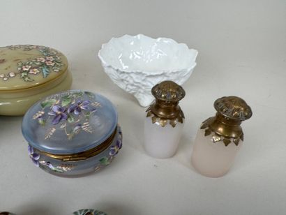 Lot comprenant :
- 3 bonbonnières en verre...