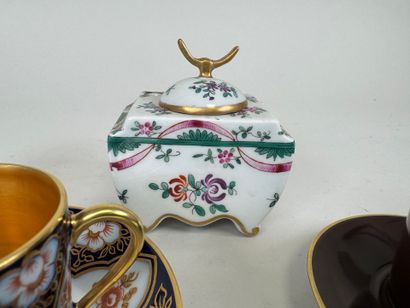 Lot en porcelaine comprenant :
- Porcelaine...