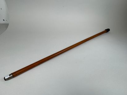 Canne en bois clair, le pommeau en régule...
