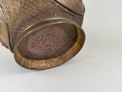 JAPON, vers 1900. 
Cache-pot en bronze à...