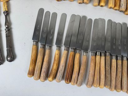 Série de 17 couteaux de table et 17 couteaux...