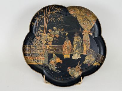 JAPON, début XXe.
Plateau de forme chantournée...