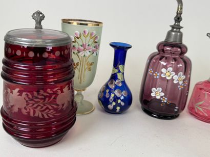 11 pièces dont vases, bonbonnière, flacons,...
