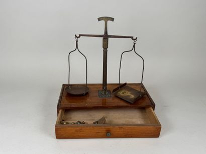 Petite balance trébuchet de voyage en bois...