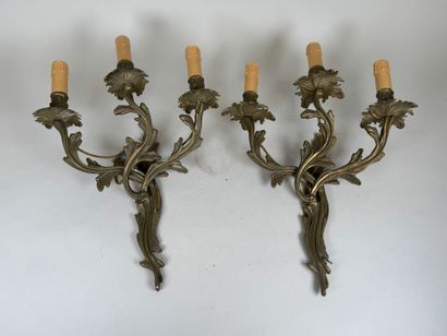 Paire d'appliques en bronze patiné à trois...