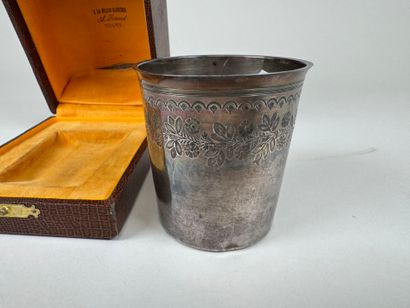 Minerve-patterned silver tumbler with chased...