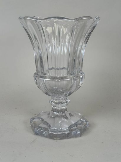 VANNES.
Vase en cristal sur piédouche.
H....
